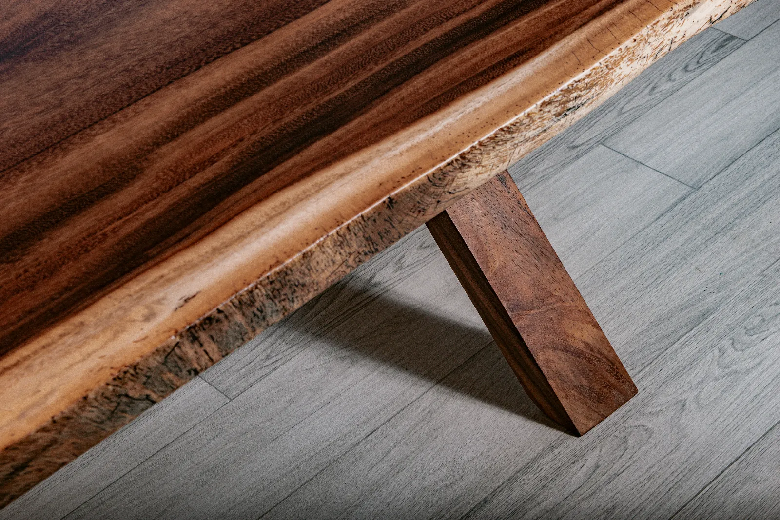 Grand X-Leg Jeanne’s Live Edge Dining Table