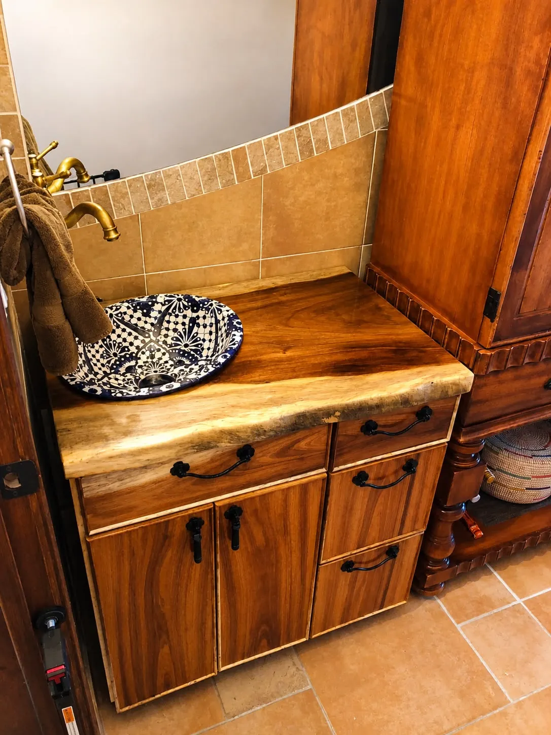 Bar sink